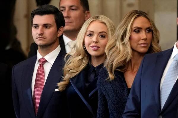 Trump porušil tradici! Bible držela Melania dvě, ruku na ně při přísaze nepoložil