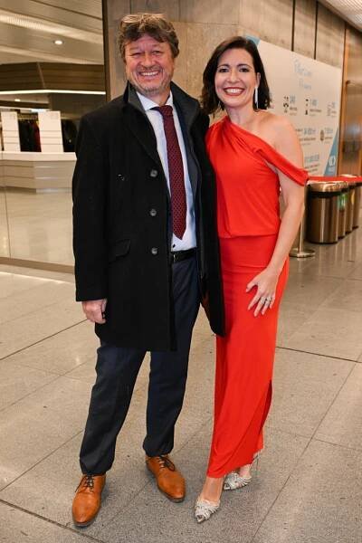 FOTO: Karel Janák s manželkou Romanou Goščíkovou na premiéře Fantoma opery. – stránka 19