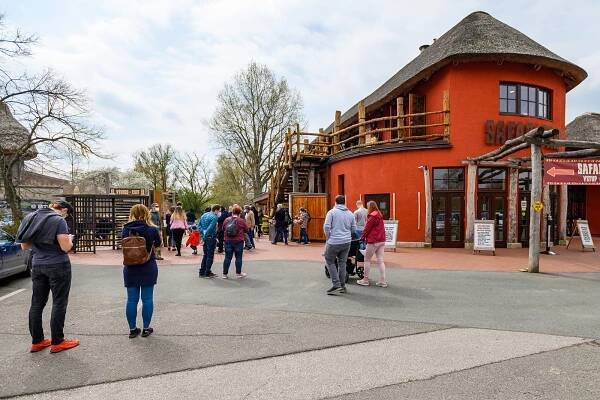 Narvané parkoviště, fronty před vstupem. Safari park přilákal přes 3 tisíce lidí