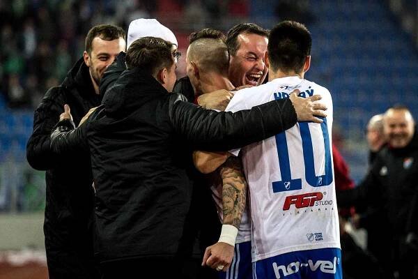 Utkání 16. kola fotbalové Fortuna ligy: FC Baník Ostrava - MFK Karviná, 8. listopadu 2019 v Ostravě. Na snímku zleva Jiří Fleišman, Robert Hrubý.