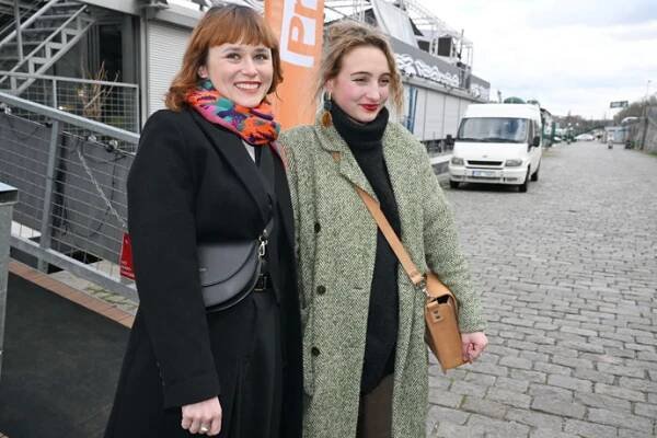 FOTO: Sofie Höppnerová dorazila ležérně oblečená. – stránka 35