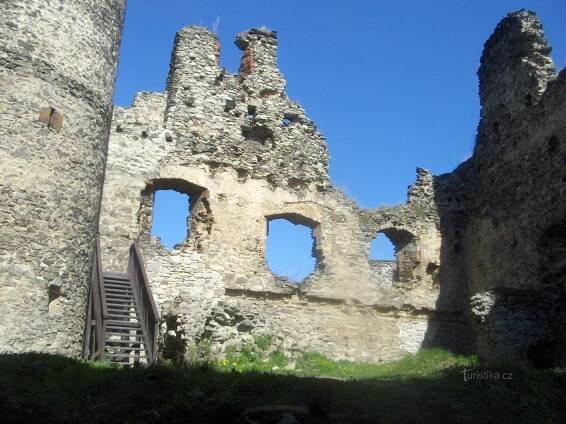 Rozhledna na hradě Kostomlaty.