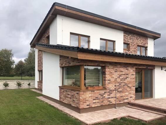 Cihelné pásky Seaford Red Multi na fasádě