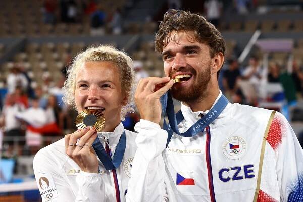 Siniaková s Macháčem porazili ve finále smíšené čtyřhry čínský pár. Pro Česko získali druhou medaili