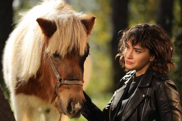 Annemizi Saklarken - Episode 2 - Z filmu - Hande Doğandemir