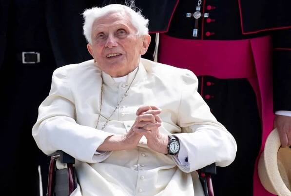 Benedikt XVI. viděl církev spíš jako skanzen, kritizuje zesnulého papeže teolog Petráček