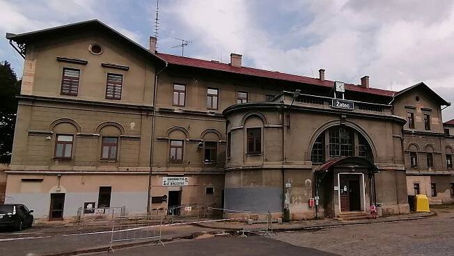 Budovu vlakového nádraží v Žatci čeká proměna. Práce konečně brzy začnou