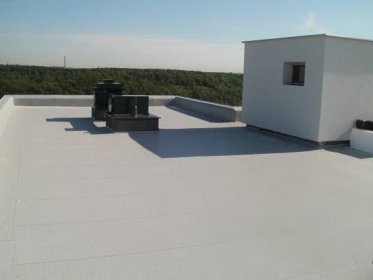 plochá střecha jednoplášťová - tepelná izolace polystyrén, odvětrání VZT, zateplení strojoven výtahů