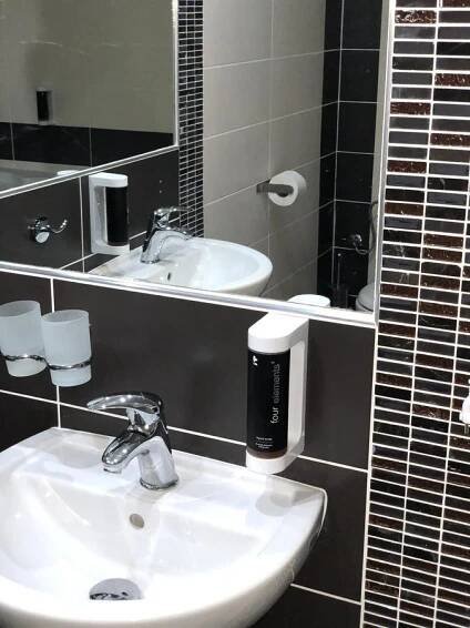 Koupelna v ubytování Hotel ELMA + 19 fotografií