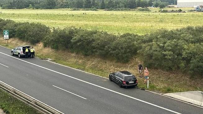 Havárie zablokovala D10. Řidič za volantem zkolaboval, přistával vrtulník