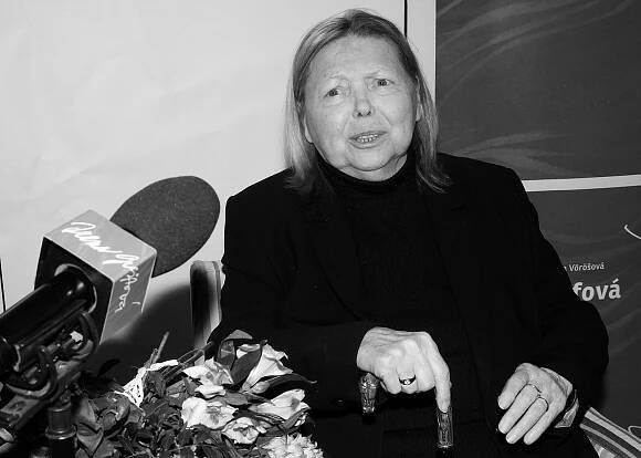 Fotogalerie: Celník v podání Milana Lasici měl zájem o cigarety s velbloudem.