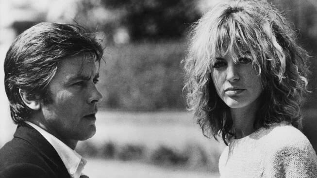 Dalila Di Lazzaro ricorda Alain Delon: «Facevamo l'amore dietro la sua roulotte. Ho provato a rivederlo, ma non ci sono riuscita»