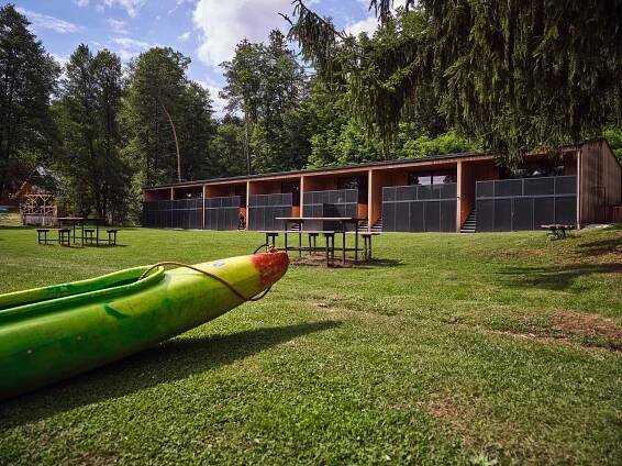 Ze zašlého areálu u Lužnice vykouzlili nevšední apartmány pro rodiny a rybáře