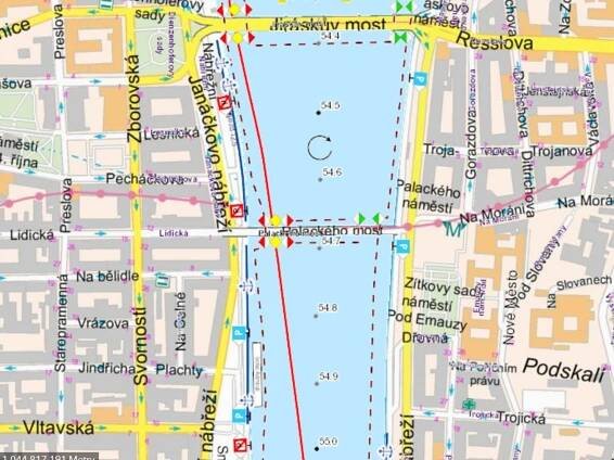 Informace o zákazu jízdy na paddleboardech v centru Prahy