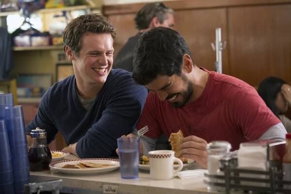 Hledání - Looking for the Future - Z filmu - Jonathan Groff, Raúl Castillo
