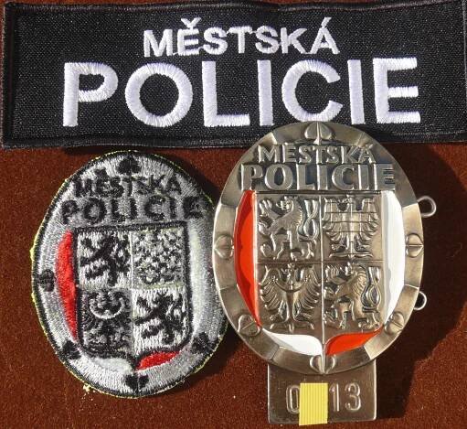 policejní set-policie-odznak a nášivky - Sběratelství