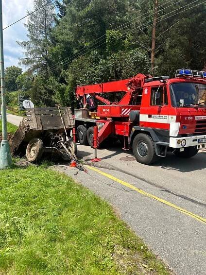 Ve Vamberku se utrhl valník plný hnoje od traktoru a sjel do potoka, vyprostit ho museli hasiči | POŽÁRY.cz - ohnisko žhavých