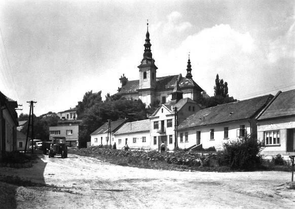 Polešovice, náměstí s kostelem; asi 60. léta 20. století (sbírka Pavla Fiedlera).