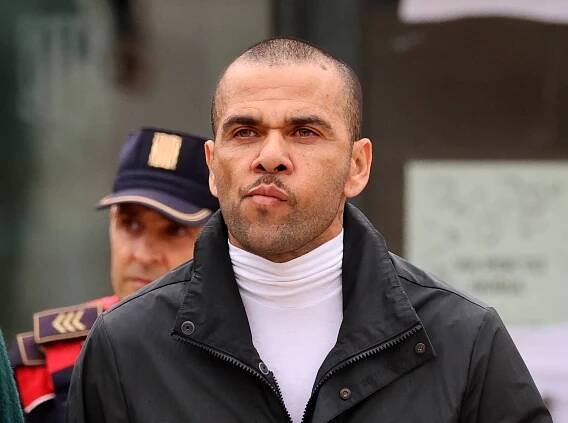 Bývalá hvězda Barcelony Dani Alves byl v rámci odvolání proti rozsudku za znásilnění propuštěn na kauci