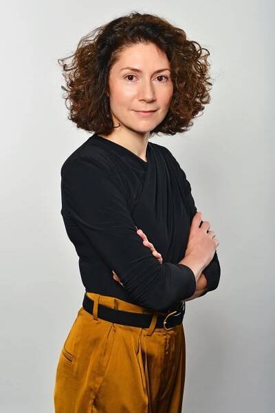 FOTO: Herečka Martha Issová si zahrála roli drsné agentky Andrey Martinové. – stránka 30