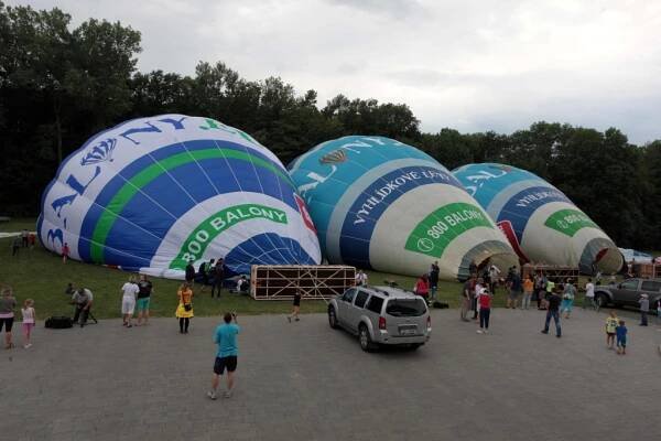 FOTO, VIDEO: Obr mezi balony letěl nad Břestkem. Unese 24 lidí