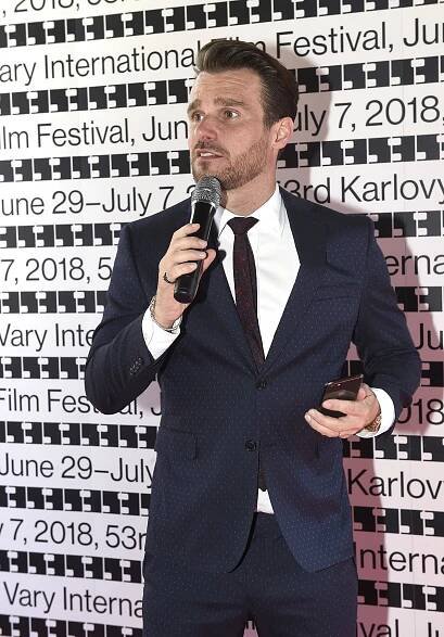 Leoš Mareš už zase viděl velbloudy: Tentokrát se procházeli na sídlišti. A opět bez reflexních prvků