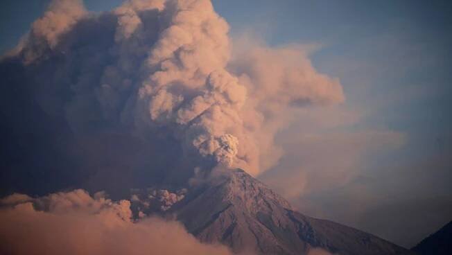 Guatemalská sopka Fuego.