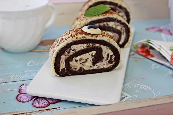Kakaová roláda s krémem stracciatella a ganache z bílé čokolády - fotografie 2 - TopRecepty.cz