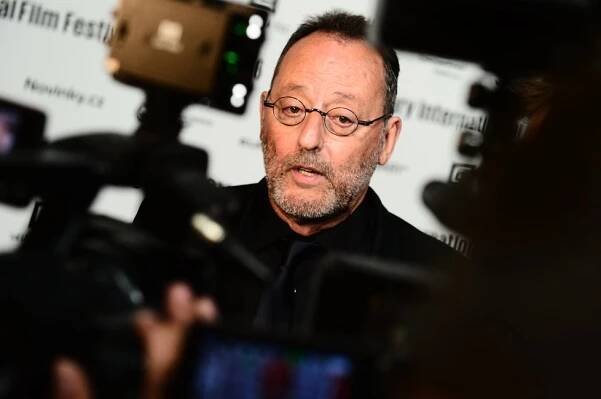 Jean Reno převzal cenu od Bartošky: Čekaly na něj davy fanoušků