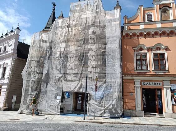 FOTO: Havlíčkův dům v Brodě se schoval pod lešení. Muzeum funguje dál