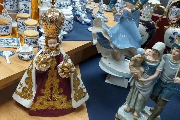 V Dubí mají Dům porcelánu s modrou krví. Klasický cibulák doplňují i netradiční barevné dekory | Střední Čechy