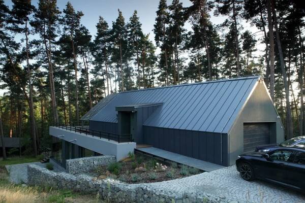 Fotogalerie: Architekturu rodinného domu předurčila krajina lesů u jezera
