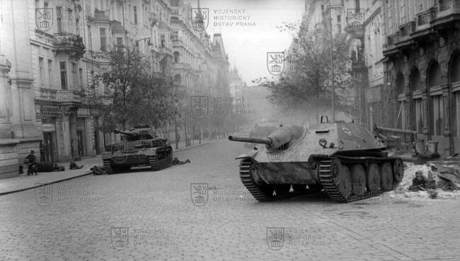 Fotografie z natáčení bojové scény ve filmu Otakara Vávry Osvobození Prahy