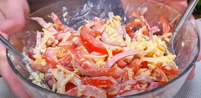 Kamarádka ze Španělska mě naučila nový recept: Tento salát v Česku nikdo nezná! Jen 5 surovin, pár minut a báječná lehká večeře je na stole (nepřiberete ani deka)