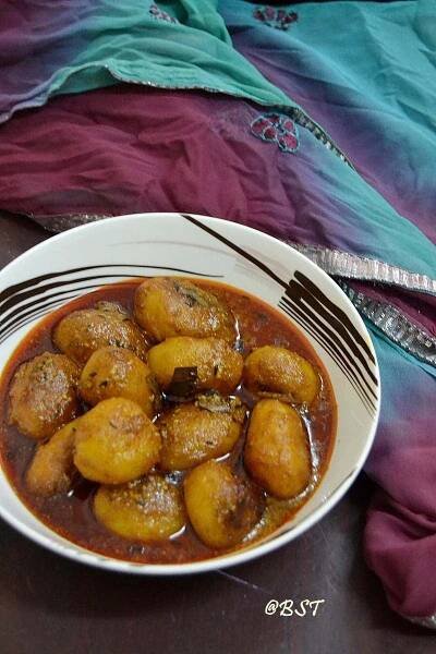 Kashmiri Dum Aaloo ~ Kashmiri Style Potato Cury - The Big Sweet Tooth | Recipe | Indian food recipes, Vegeterian recipes, Aloo gobi