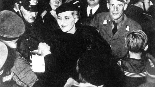 I přesto, že ze začátku inklinovala k židovství, nakonec se rozhodla pro ideologii toto náboženství vymýtit.