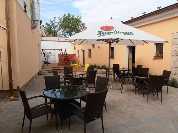 Kavárna a pizzerie V Maštali Sobotka | Apetee