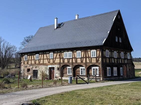 Soubor:Arnoltice (Arnsdorf, u Bulovky) - čp. 48 (stav duben 2020).jpg
