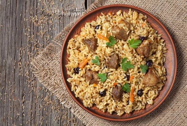 Arabské národní rýže jídlo zvané pilaf s Smažené maso, cibuli, mrkev a česnek — Stock obrázek