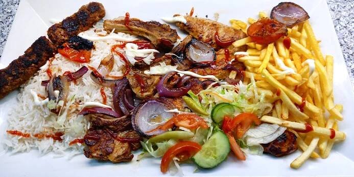 Kebab, döner, dürüm i masový mix grill s přílohou