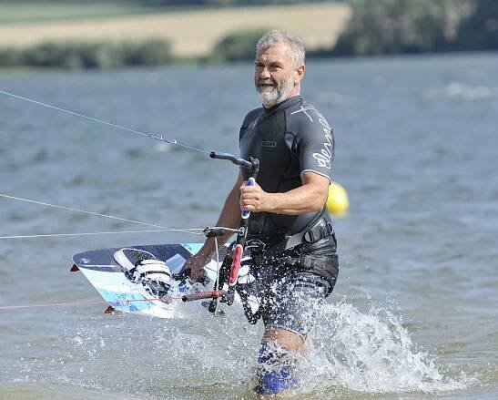 Vítr přilákal na Jesenici milovníky vodních sportů