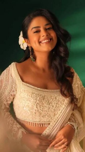 'Dimple Queen' Siddhi Idnani spreads charm in THESE clicks