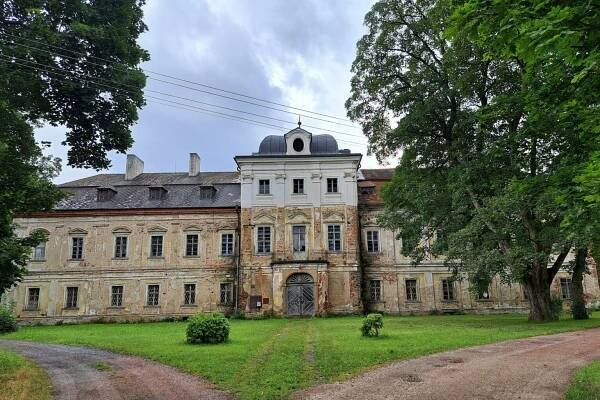 Objevte Dolní Lukavici. Zámek, řeku a příběhy zapomenuté v čase