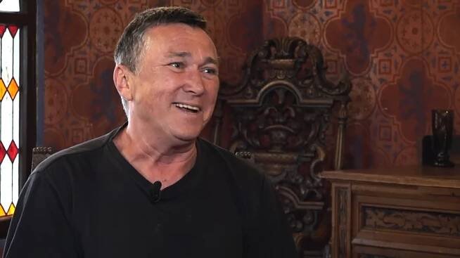 „Dal jsem mladší sestře do čaje rum, aby usnula a já mohl jít do kina,” vzpomíná herec Martin Sitta