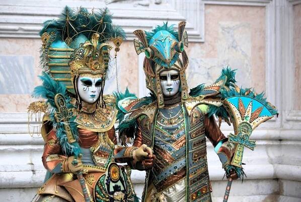 Benátky pobláznil legendární karneval. I svůdník Casanova by se červenal
