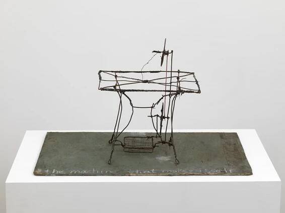 June Leaf, The Machine That Makes Itself, 2021. Wire, chalk on wood and string, 14 x 24 x 13 1/4 inches. © June Leaf. Courtesy Ortuzar Projects. Photo: Dario Lasagni.