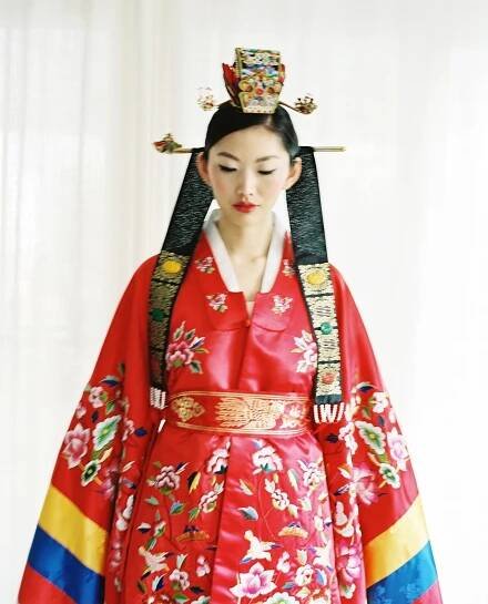 Beauty of Korean traditional outfit.⁠
⁠
⁠
⁠
Photo: @by_matthew of @clybymatthew @by_matthew || HMUA: @airhairandmakeup || Model: @sophiac19 || Design: @hazelduststudio || Outfits: @thehanbok⁠
⁠
#clybymatthew #matthewree⁠
#love #nyc #nycwedding #nycwe