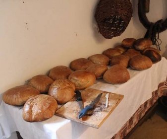 V peci černé kuchyně upekli folkloristé 60 bochníků chleba