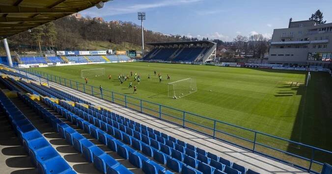 Zprávy ze Zlínského kraje: Zlínský fotbalový stadion prochází po postupu týmu do první ligy řadou úprav, jeden problém zůstává (audio) | Kurzy.cz
