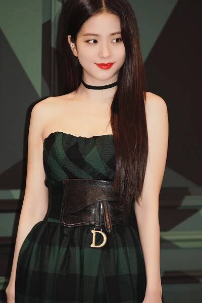 Soubor:Kim Ji-soo at the Dior Pop-Up Store Opening Event on August 19, 2019 (5).png